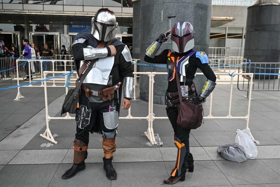 Cosplay de El mandaloriano y Sabine Wren en la Star Wars Celebration.