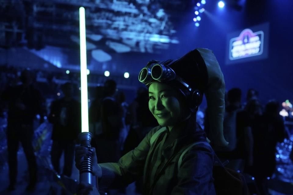 Fan de Star Wars con cosplay de Jedi en la Star Wars Celebration.