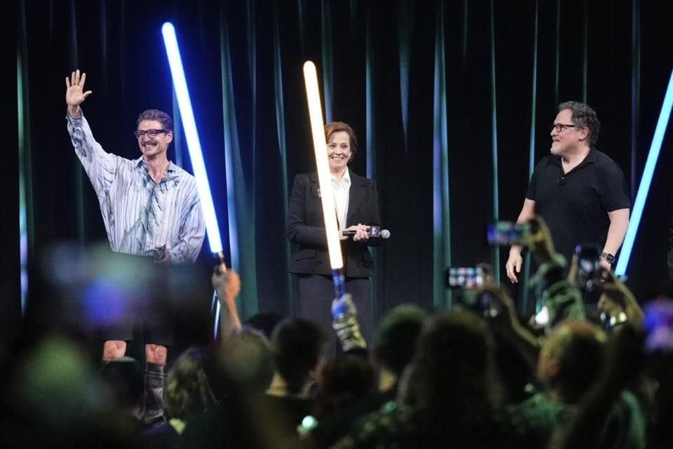 Pedro Pascal, Sigourney Weaver y Jon Favreau dando la bienvenida al panel de Star Wars Celebration 2025 en Japón.