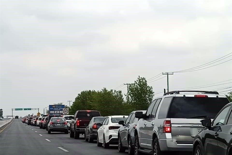 Los mayores congestionamientos se registraron del lado mexicano.