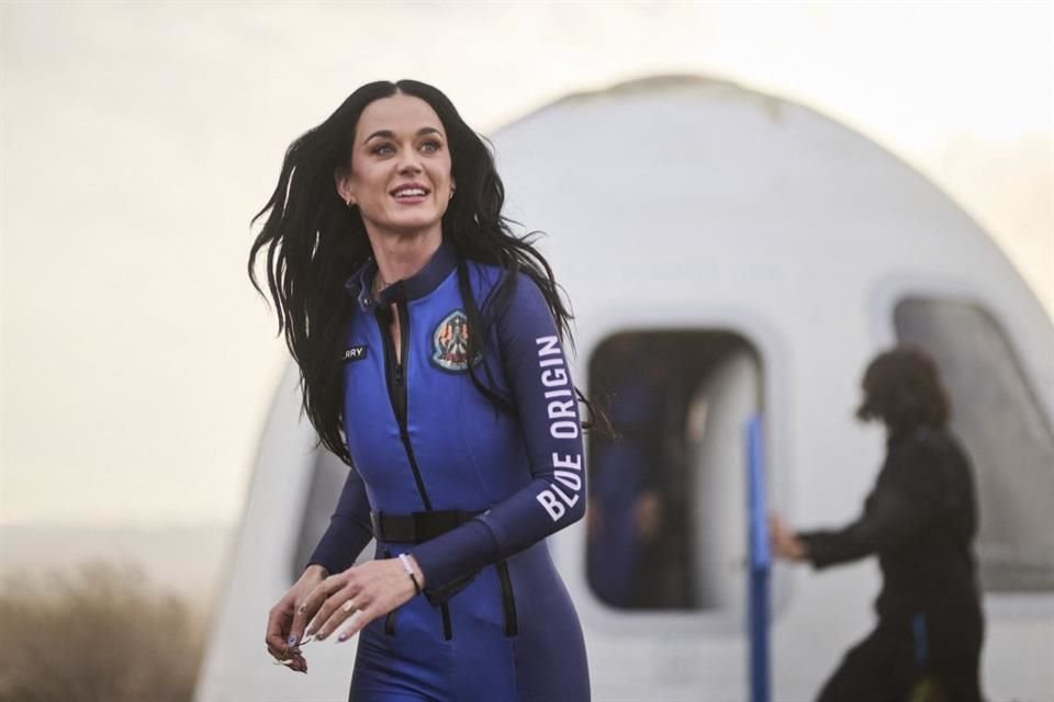 Katy Perry, quien recientemente participó en el primer viaje espacial de mujeres. 