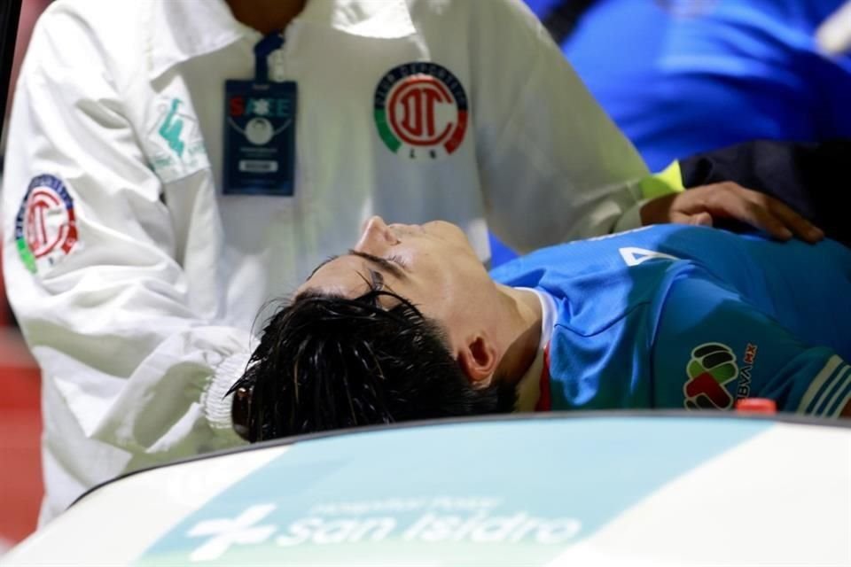 Luka Romero tuvo que salir del partido en camilla y fue trasladado a un hospital tras un golpe en la cabeza que lo dejó mareado.