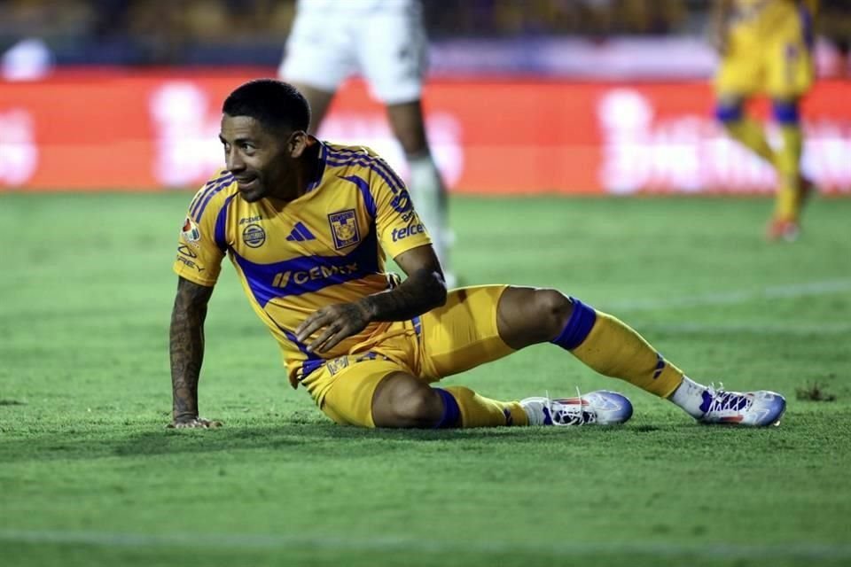 Javier Aquino sufre un edema óseo en el tobillo derecho.
