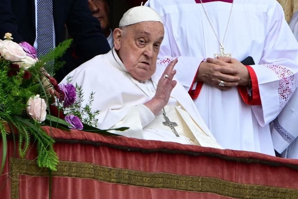 Tras misa de Pascua, Papa Francisco bendijo a fieles desde balcón de Basílica de San Pedro.
