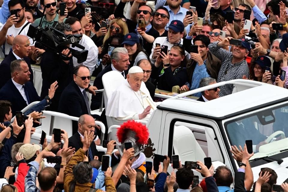 Francisco entró por sorpresa en la Plaza de San Pedro en un papamóvil al aire libre y saludó a los católicos.