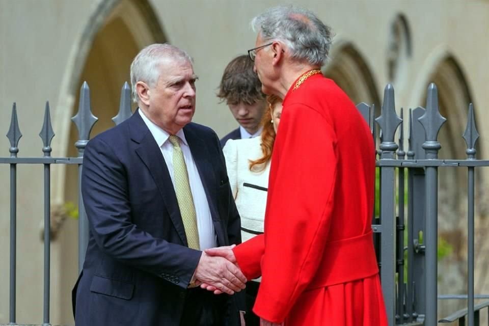 El Príncipe Andrés reapareció junto a la Familia Real británica en la celebración de Pascua, tras años relegado debido a escándalos.