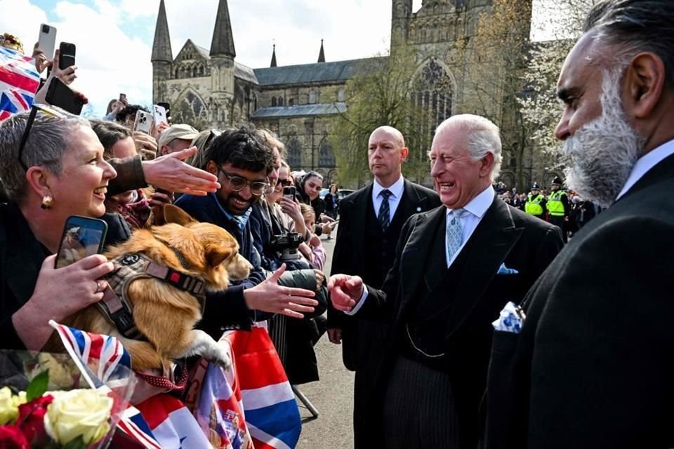 El rey británicos saludo a fans de la monarquía.