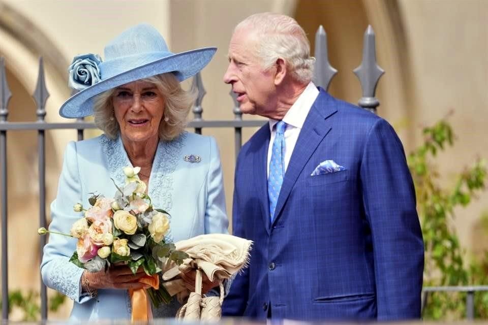 Carlos y camilla vistieron en tonos celestes.