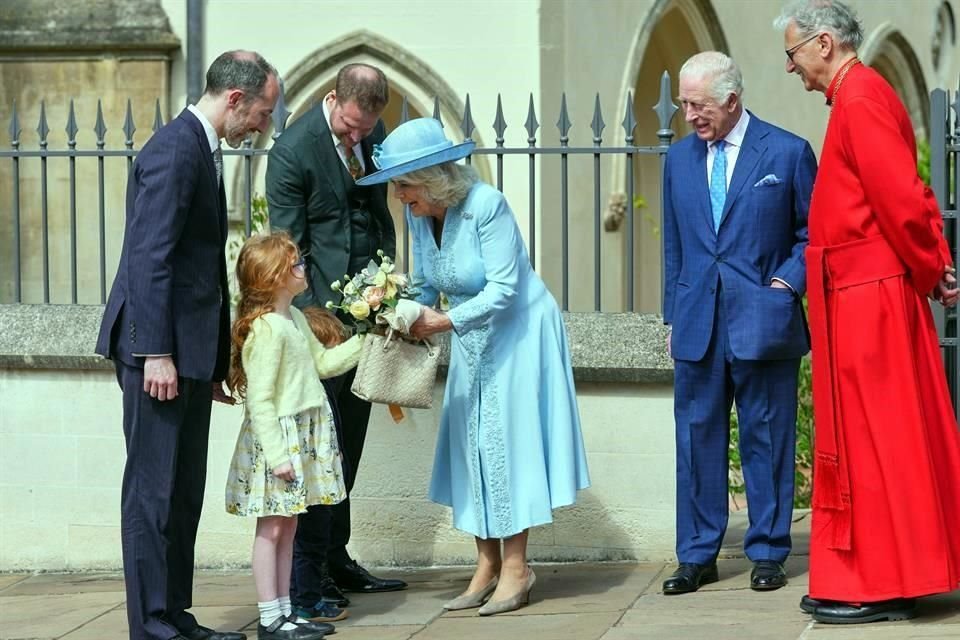 El Rey Carlos III de Gran Bretaña y la reina Camilla de Gran Bretaña se van después de asistir al servicio de maitines de Pascua.