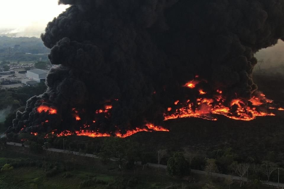 Un fuerte incendio presuntamente provocado por la quema de un pastizal en el Municipio de Centro, Tabasco, es atendido por las autoridades.