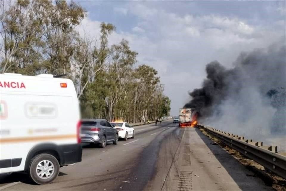 Un tractocamión se incendió en la México-Querétaro, a la altura del kilómetro 102 en San Miguel de la Victoria, Jilotepec, hacia CDMX.