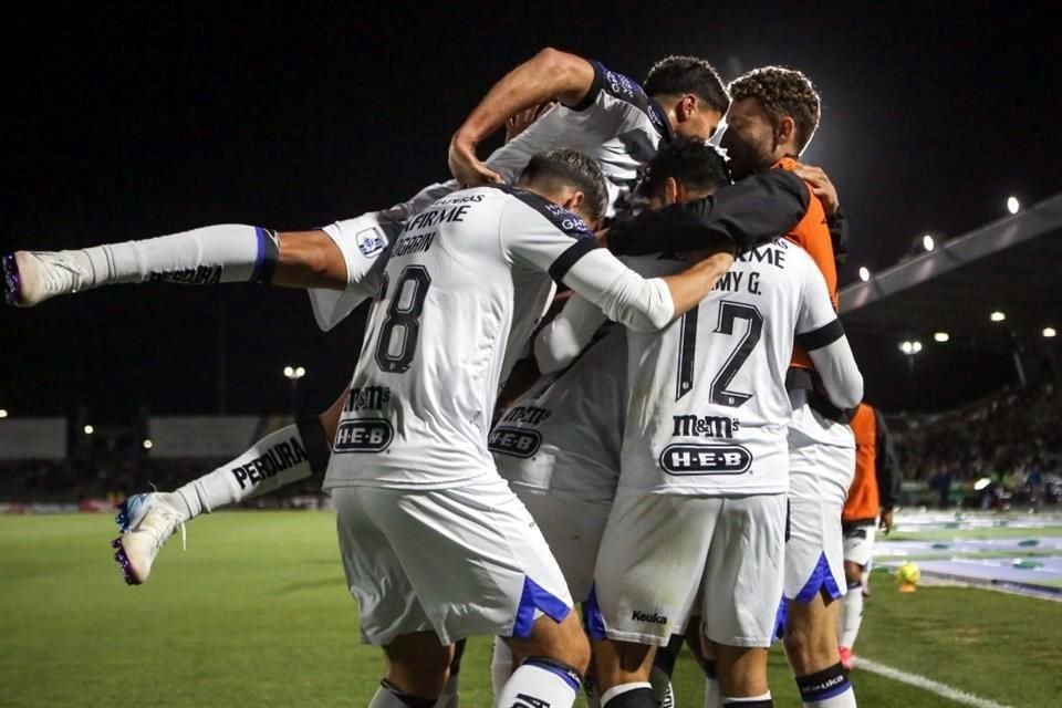Querétaro aprovechó su ventaja numérica y derrotó a Bravos.