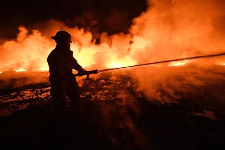 A las 21:35 horas, el Gobernador del estado, el morenista Javier May, indicó que el fuego se encontraba en un 70% controlado.