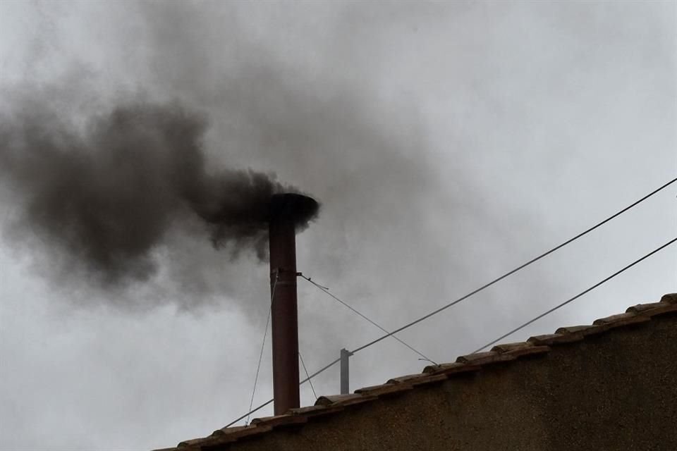 Durante el cónclave, el humo negro saldrá en señal de que aún no hay una elección.