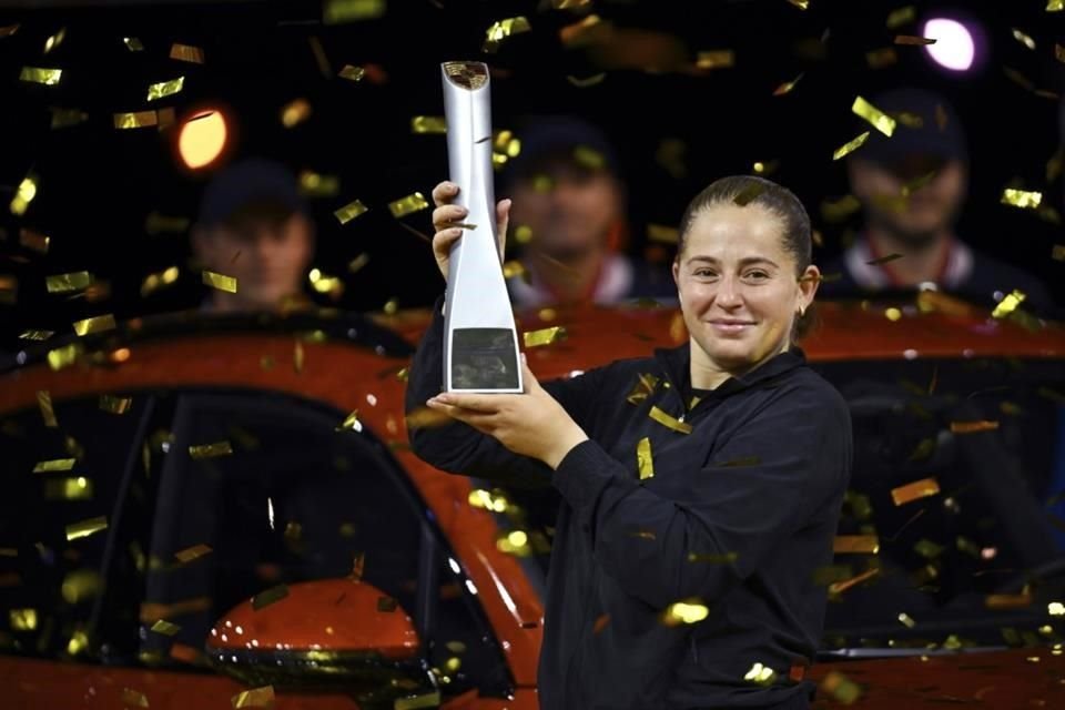 Jelena Ostapenko se coronó en el WTA 500 de Stuttgart tras superar 6-4 y 6-1 a Aryna Sabalenka.