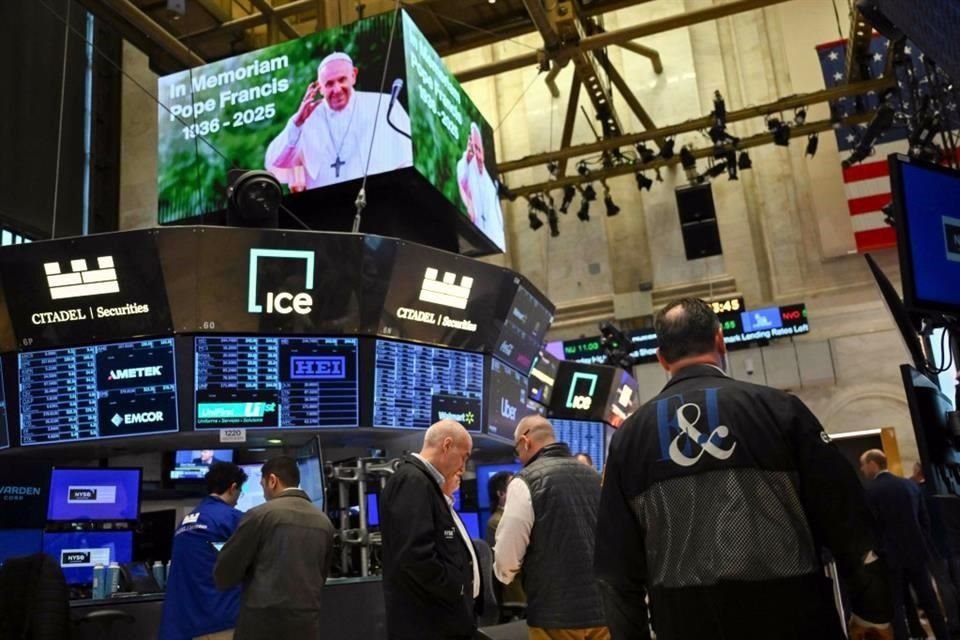 Los mercados financieros de EU inician la semana a la baja; mientras operadores guardan un minuto de silencio por la muerte del Papa Francisco.