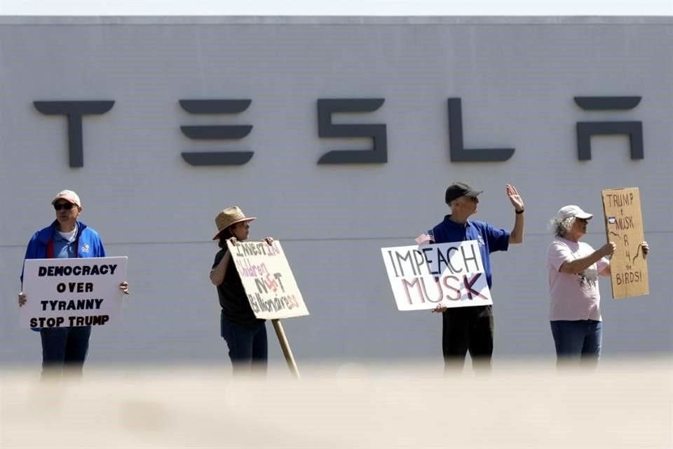 Tesla está envuelta en la reacción negativa contra las políticas de Trump y los recortes de DOGE.