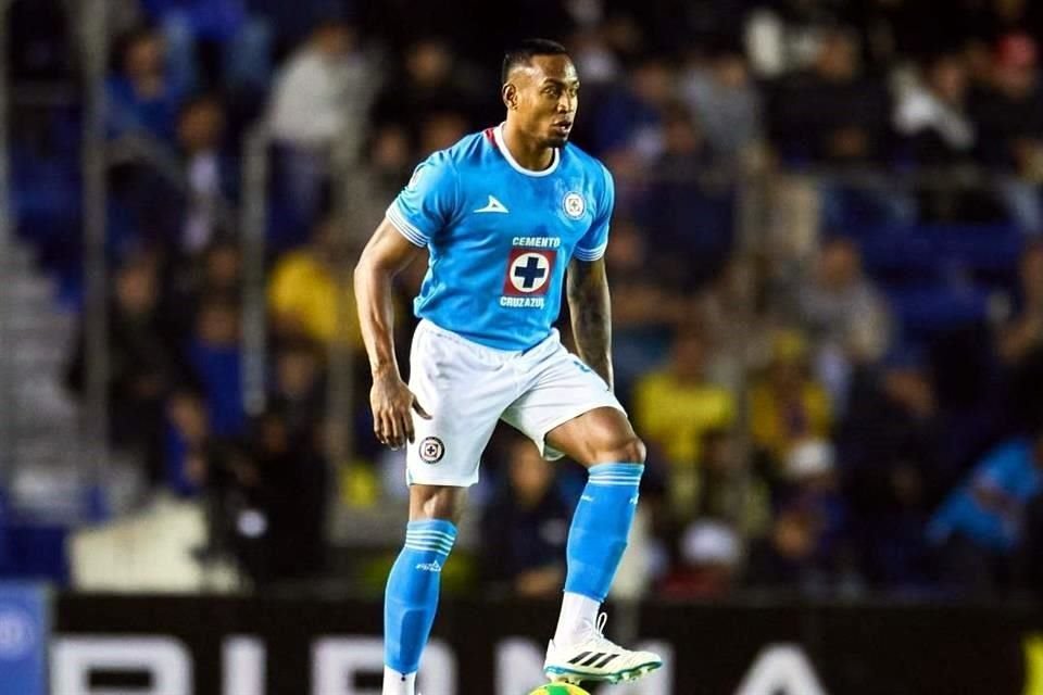 El defensor Willer Ditta tuvo un percance automovilístico el domingo, que de acuerdo a Cruz Azul, no tuvo mayores consecuencias y se presentó a entrenar con normalidad.
