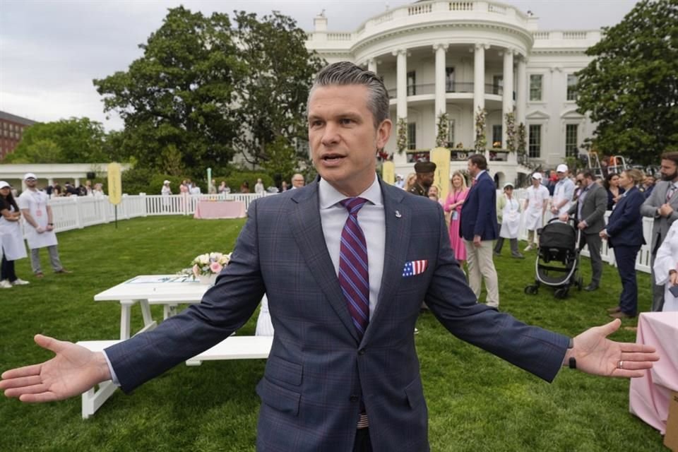 El Secretario de Defensa, Pete Hegseth, en los jardines de la Casa Blanca antes de un evento de Pascua, el 21 de abril del 2025.