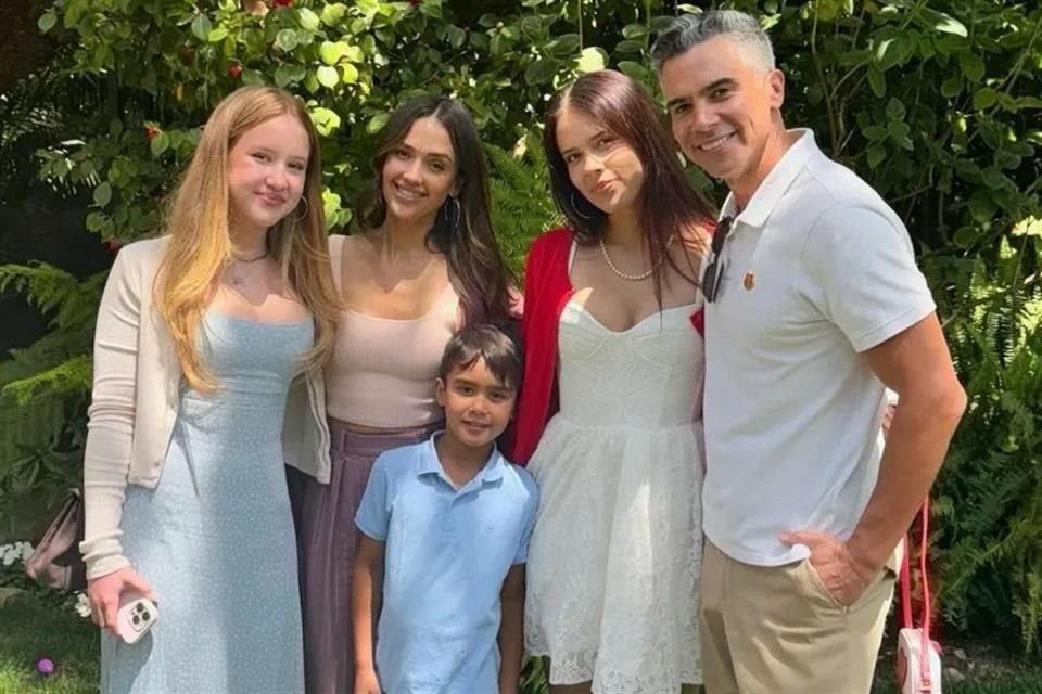 Otra famosa que puso a la familia por arriba de su separación fue Jessica Alba, quien se reunió con su ex esposo, Cash Warren, para celebrar el Día de Pascua con sus hijos este domingo.