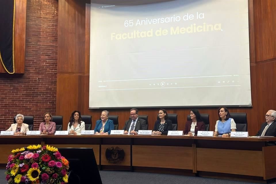 Autoridades universitarias en la conmemoración de los 65 años de la Facultad de Medicina de la UNAM.