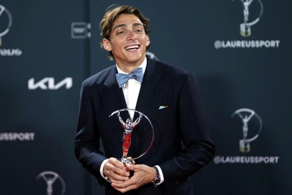 Armand Duplantis se quedó con el premio a Mejor Deportista del Año en la rama varonil por sus múltiples récords mundiales en el salto con pértiga.
