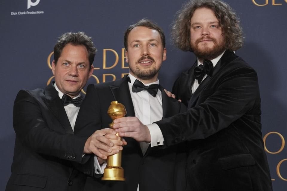 Ron Dyens (de izquierda a derecha), Gints Zilbalodis y Matiss Kaza tras ganar el Óscar a Mejor Película Animada.