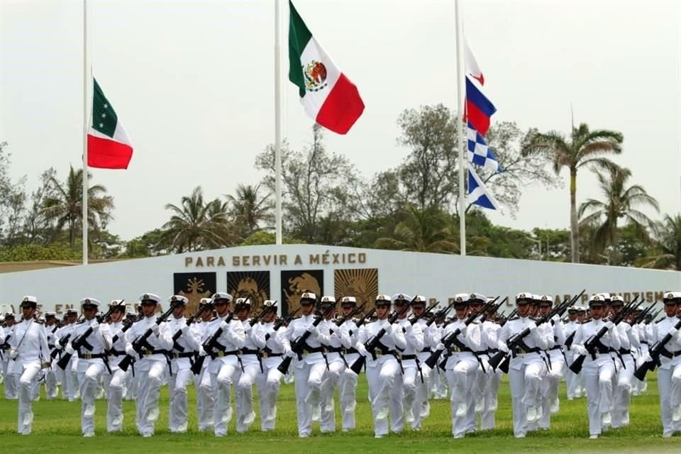 La Presidenta Claudia Sheinbaum atestiguó la Jura de Bandera del grupo de cadetes de la SEMAR este miércoles, durante la ceremonia por el aniversario de la defensa del Puerto de Veracruz.