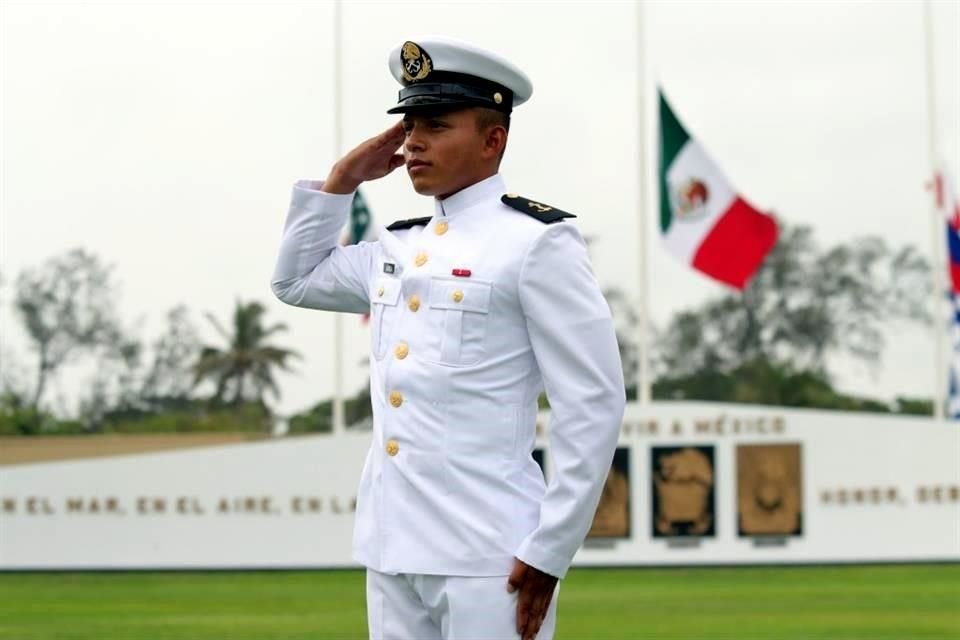 Jorge Salazar, originario de Acapulco, Guerrero, dijo que cumplió su sueño y el de su abuelo, quien tenía la ilusión de tener un hijo militar.