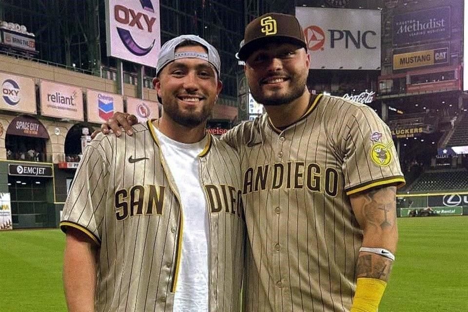Tirso Ornelas (der.) se convirtió en el mexicano número 150 en debutar en las Grandes Ligas.