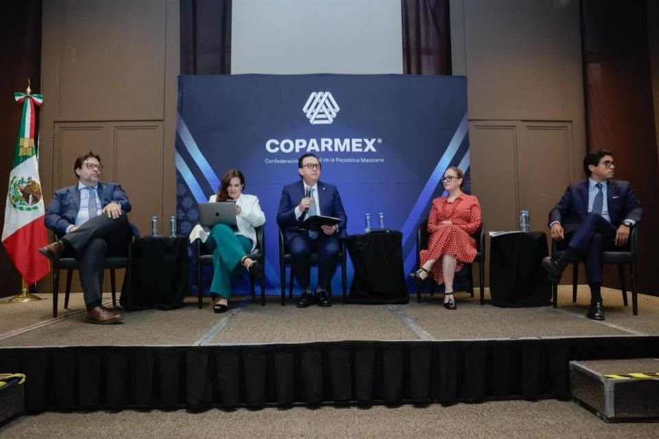 Juan José Sierra (centro), presidente nacional de Coparmex.