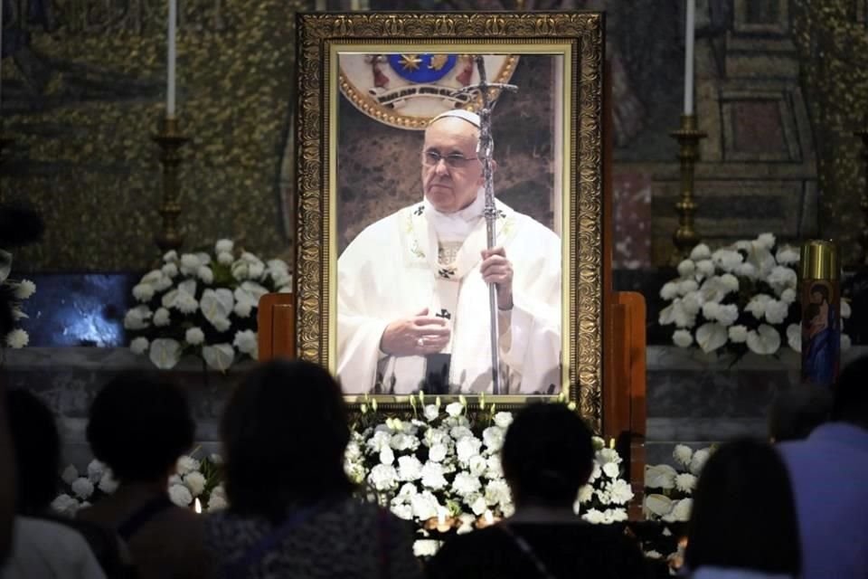 En misa funeral, Papa fue reconocido como defensor de migrantes y se recordó su viaje a México con mensaje de construir puentes, no muros.