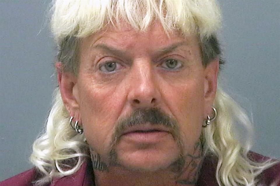 El ex cuidador de zoológico, cuyo nombre real es Joseph Maldonado-Passage, se casó con Jorge Flores Maldonado, un recluso mexicano de 33 años.