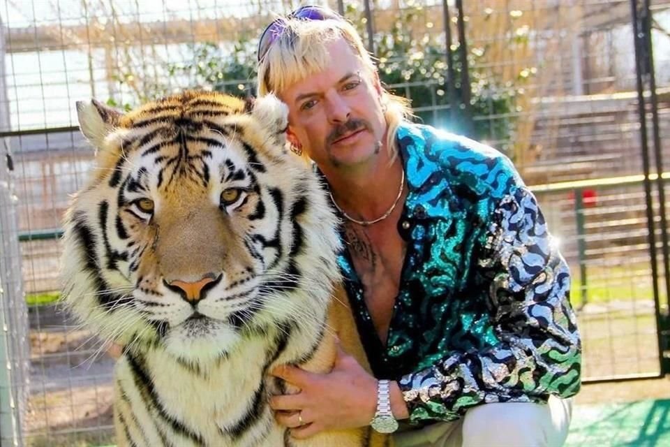 Joe Exotic se hizo famoso a nivel internacional tras el estreno en 2020 del documental Tiger King: Murder, Mayhem and Madness, que mostró su vida rodeado de grandes felinos.