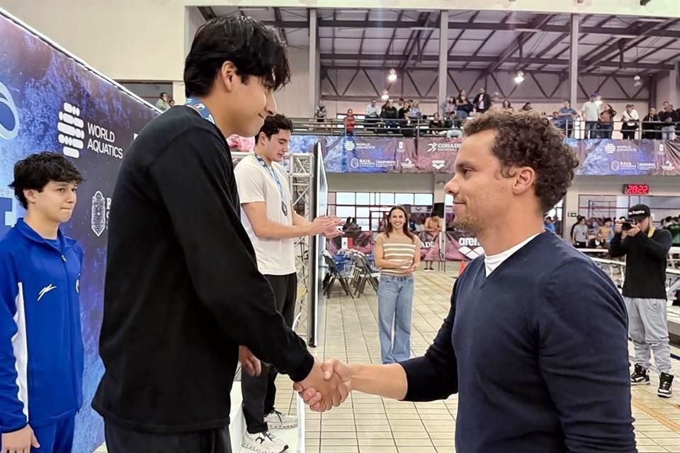 Daniel Delgadillo premia al nadador de Nuevo León Rafael Arizpe tras conseguir su boleto a Asunción 2025.