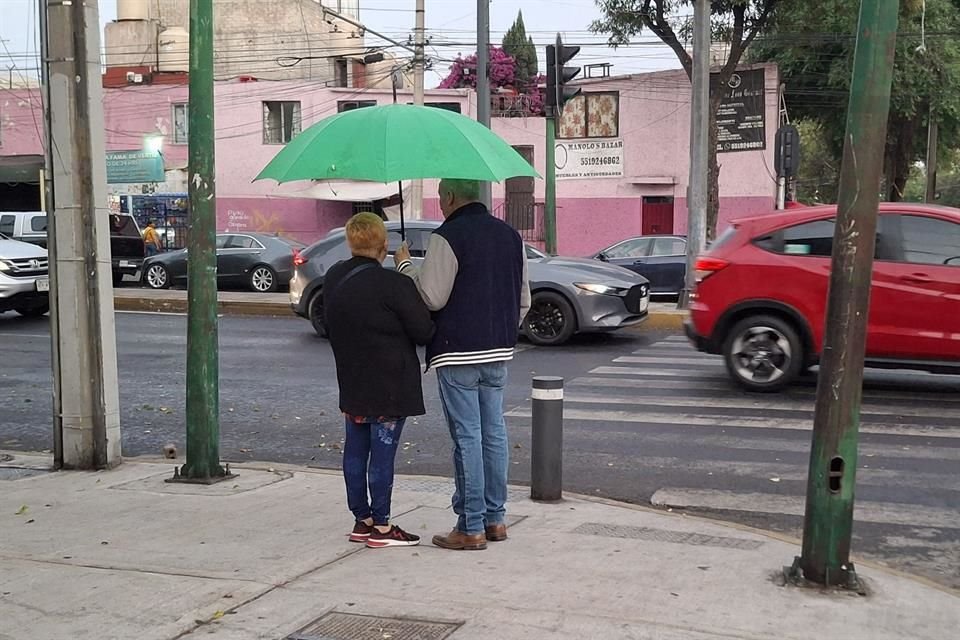 Hoy se mantendrá el ambiente muy caluroso, aunque se pronostican lluvias ligeras y dispersas, que pueden estar acompañadas de chubascos y actividad eléctrica.