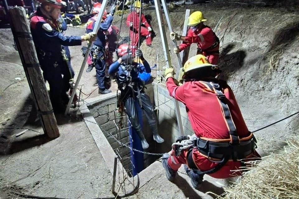 Elementos del Heroico Cuerpo de Bomberos de Oaxaca recuperaron los cuerpos de las seis víctimas que cayeron a un pozo de agua en el Municipio de Tezoatlán de Segura y Luna.