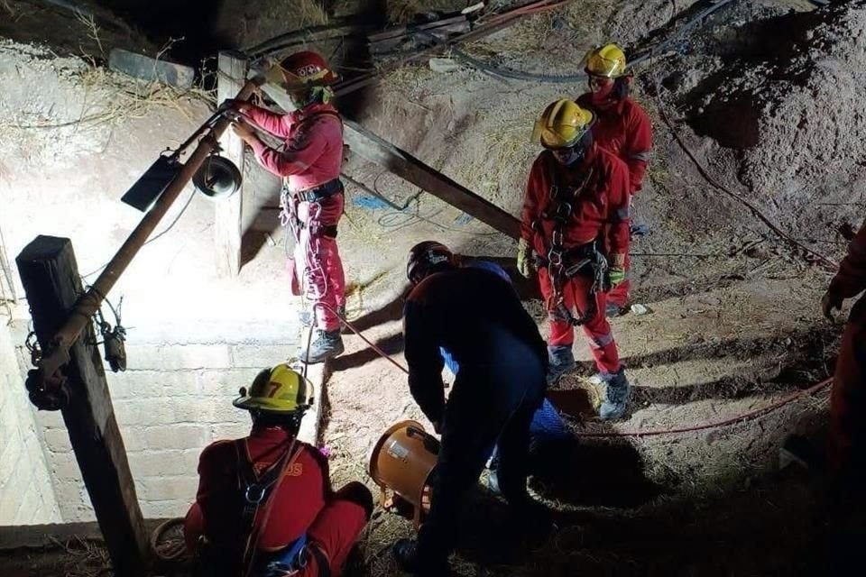 El hecho involucró al dueño de una purificadora de agua, su hijo, dos menores de edad, otro vecino que intentó ayudar y dos policías municipales que buscaban auxiliar a quienes habían caído antes.