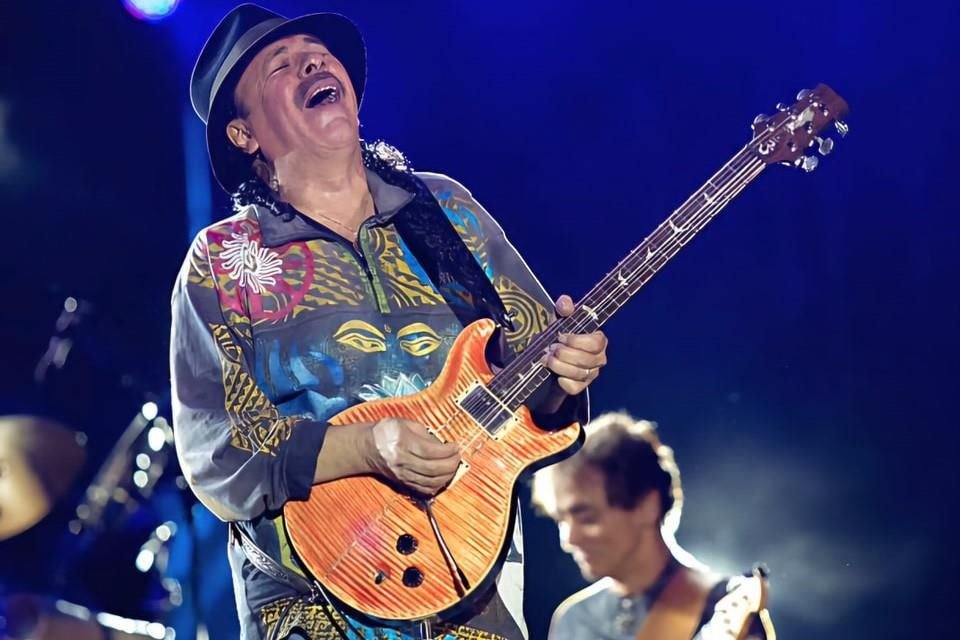El mánager de Santana dijo que el guitarrista, de 77 años, fue internado de emergencia para que los médicos puedan hacerle pruebas inmediatas.