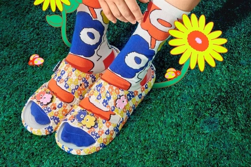 La casa finlandesa Marimekko y la marca de calzado Crocs unieron sus particulares estilos para una colección de edición limitada.