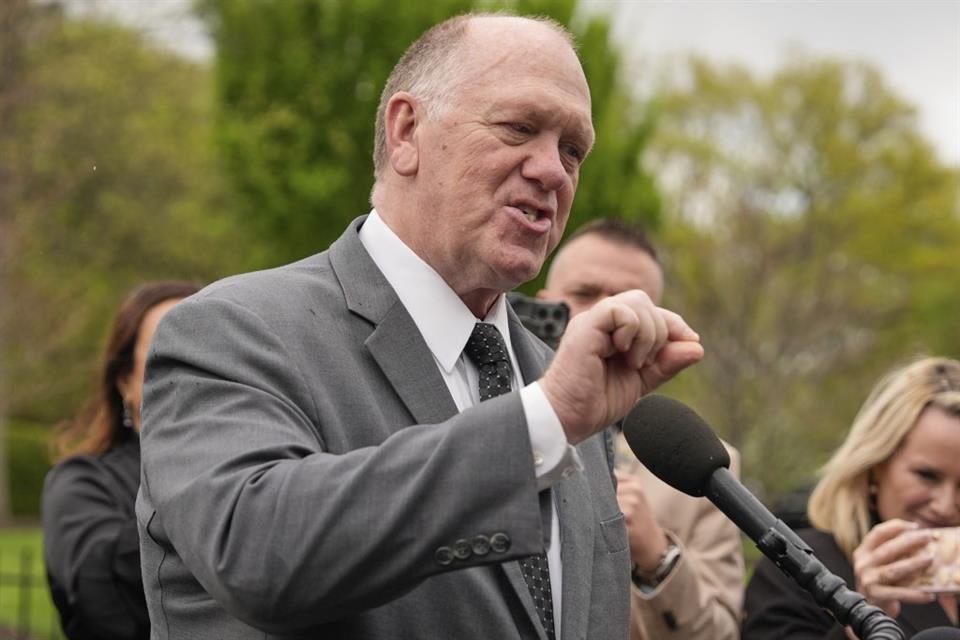 El zar fronterizo de la Casa Blanca Tom Homan habla con reporteros en la Casa Blanca el 15 de abril de 2025 en Washington.