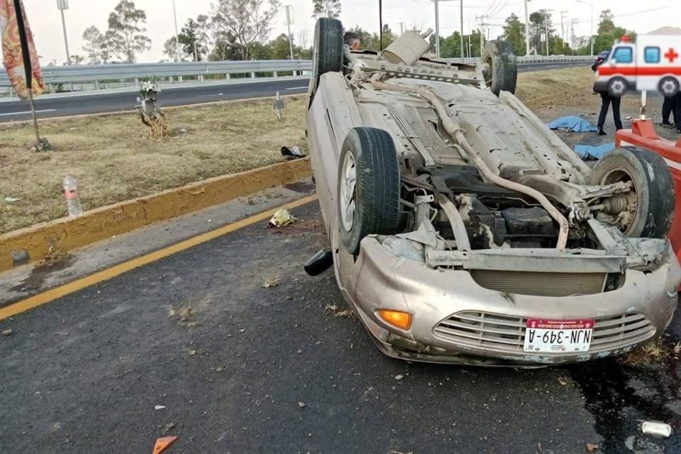 El conductor del vehículo iba a exceso de velocidad y en la curva conocida como Santa Inés, perdió en control. Una mujer y un hombre murieron.