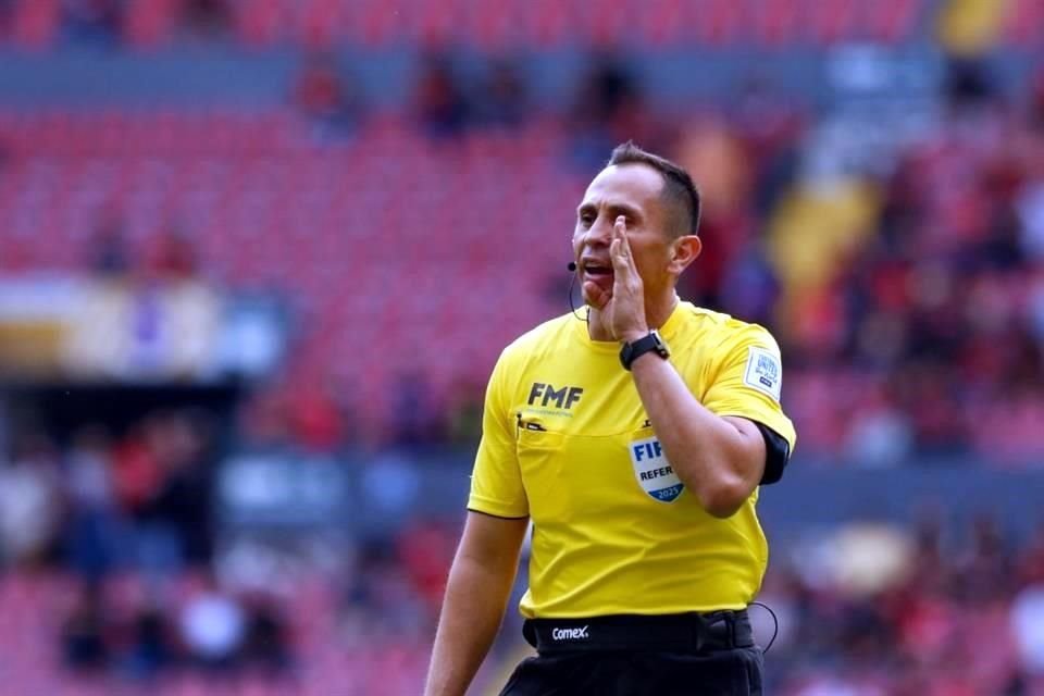 Luis Enrique Santander pitó en dos ocasiones a Rayados en el rol regular, acabando ambos en derrota albiazul