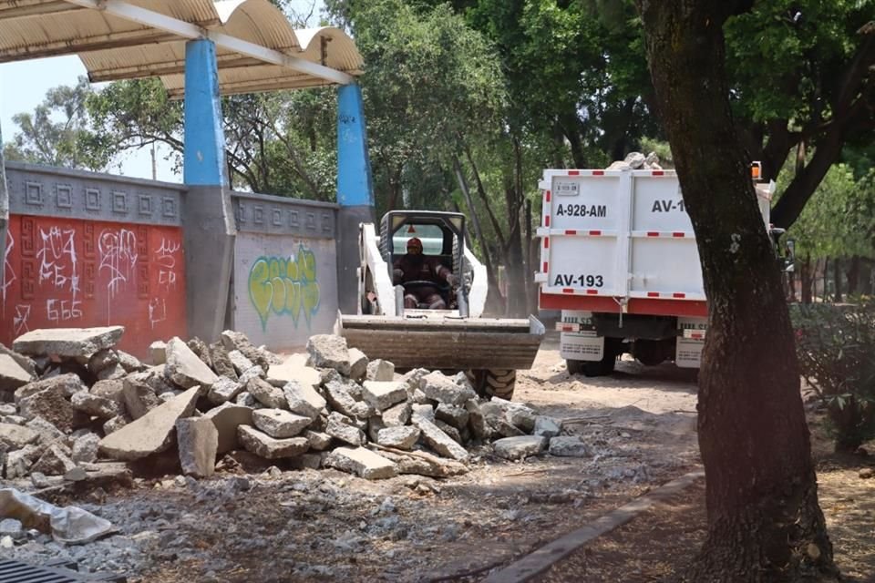 Actualmente, el estadio de beisbol del lugar es demolido por trabajadores de la Sobse. 