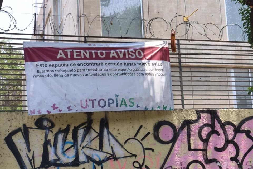 Aunque en el lugar hay lonas que indican que el espacio está cerrado hasta nuevo aviso, ninguna menciona qué tipo de obras se realizan. 