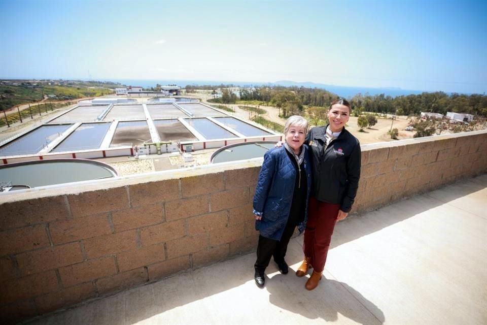 La Secretaria de Medio Ambiente, Alicia Bárcena, y la Gobernadora de Baja California, Marina del Pilar, visitaron las instalaciones de la planta recicladora de agua San Antonio de los Buenos.