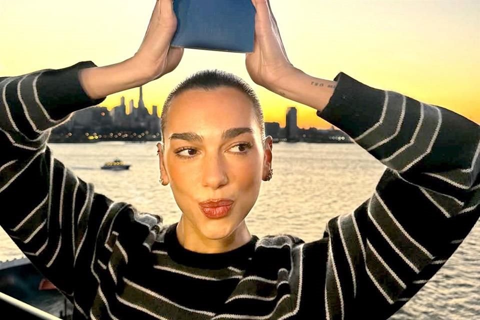 La superestrella pop Dua Lipa, además de poner a bailar a sus fans, desea propagar la pasión por la literatura a través de sus redes.