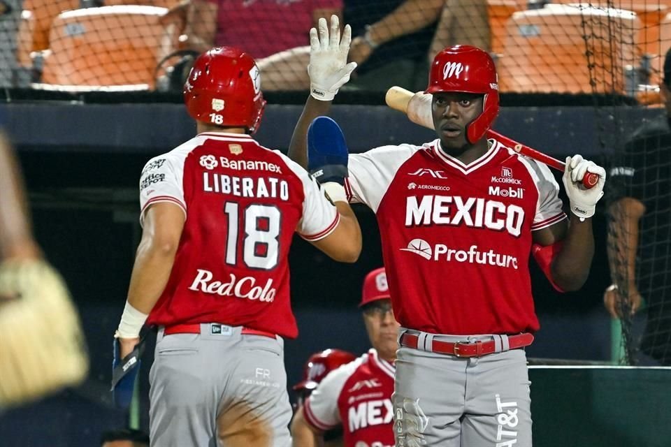 Liberato se sumó a la fiesta escarlata.