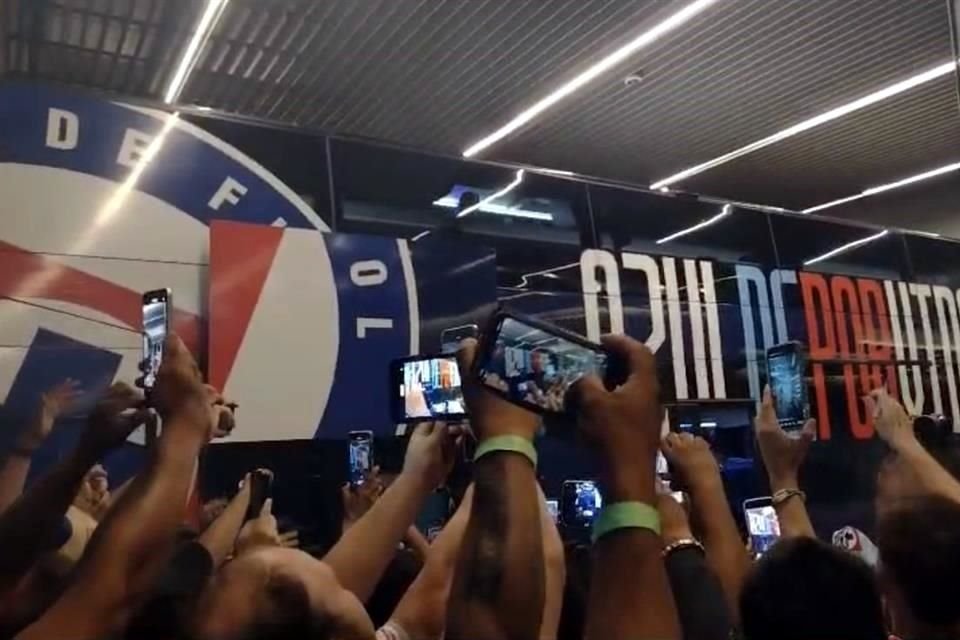 Nadie quería perderse la llegada de la Máquina en Monterrey.