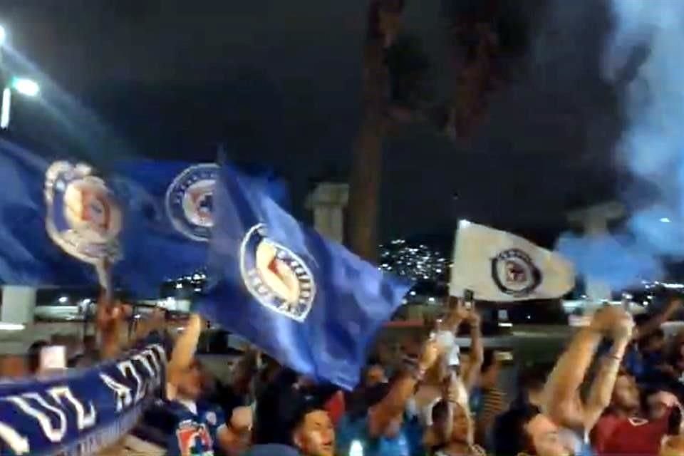 Los hinchas de la Máquina los recibieron con cánticos.